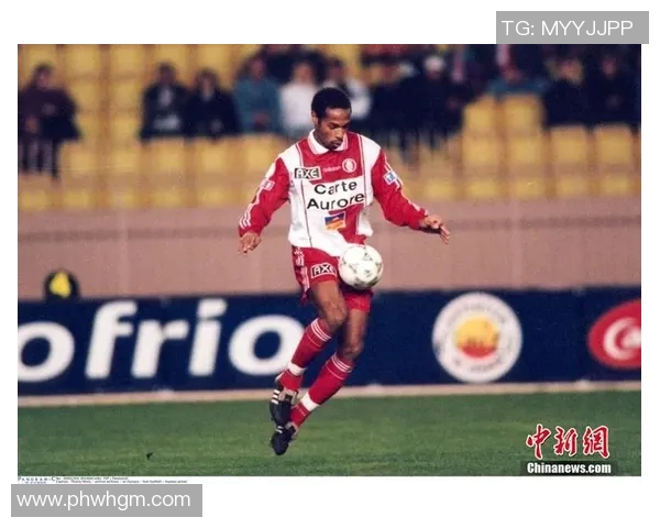 亨利足球明星经典瞬间回顾展现传奇球技与风采的精彩图片合集 亨利足球明星经典瞬间回顾展现传奇球技与风采的精彩图片合集